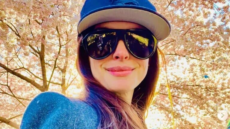 Anne Hathaway photo